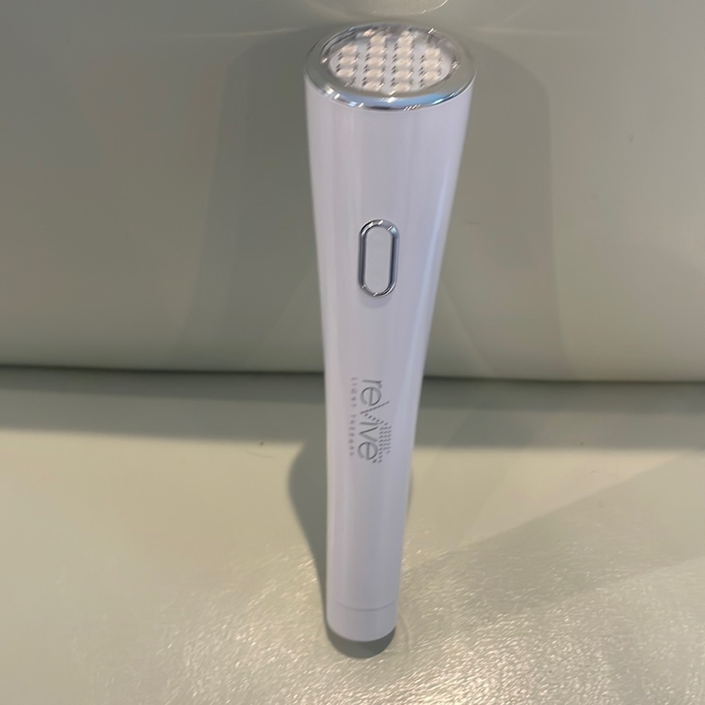 LEF Technologies Glo portable LED light therapy device